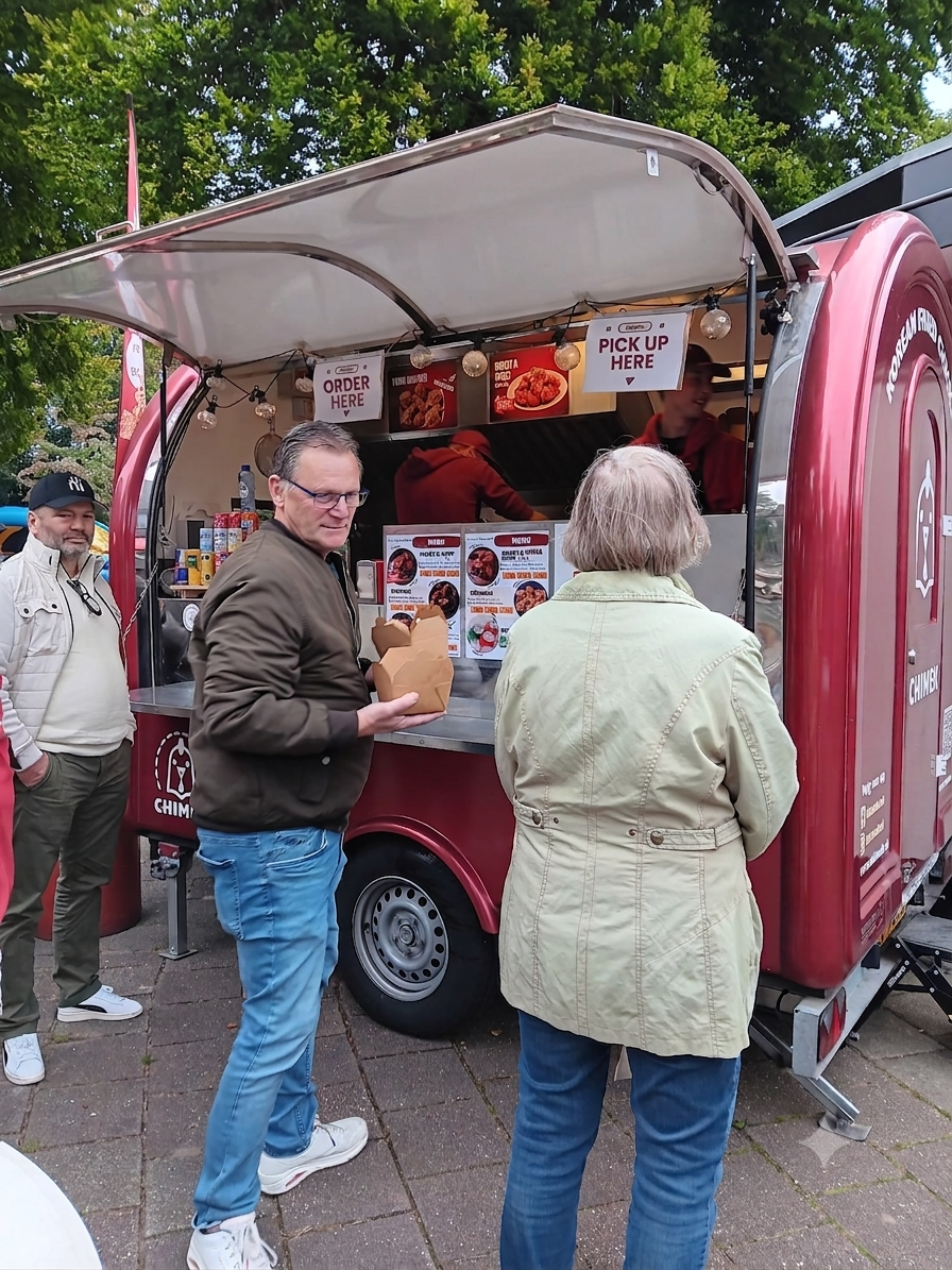 Chimek Koreaanse fried chicken foodtruck aan het werk